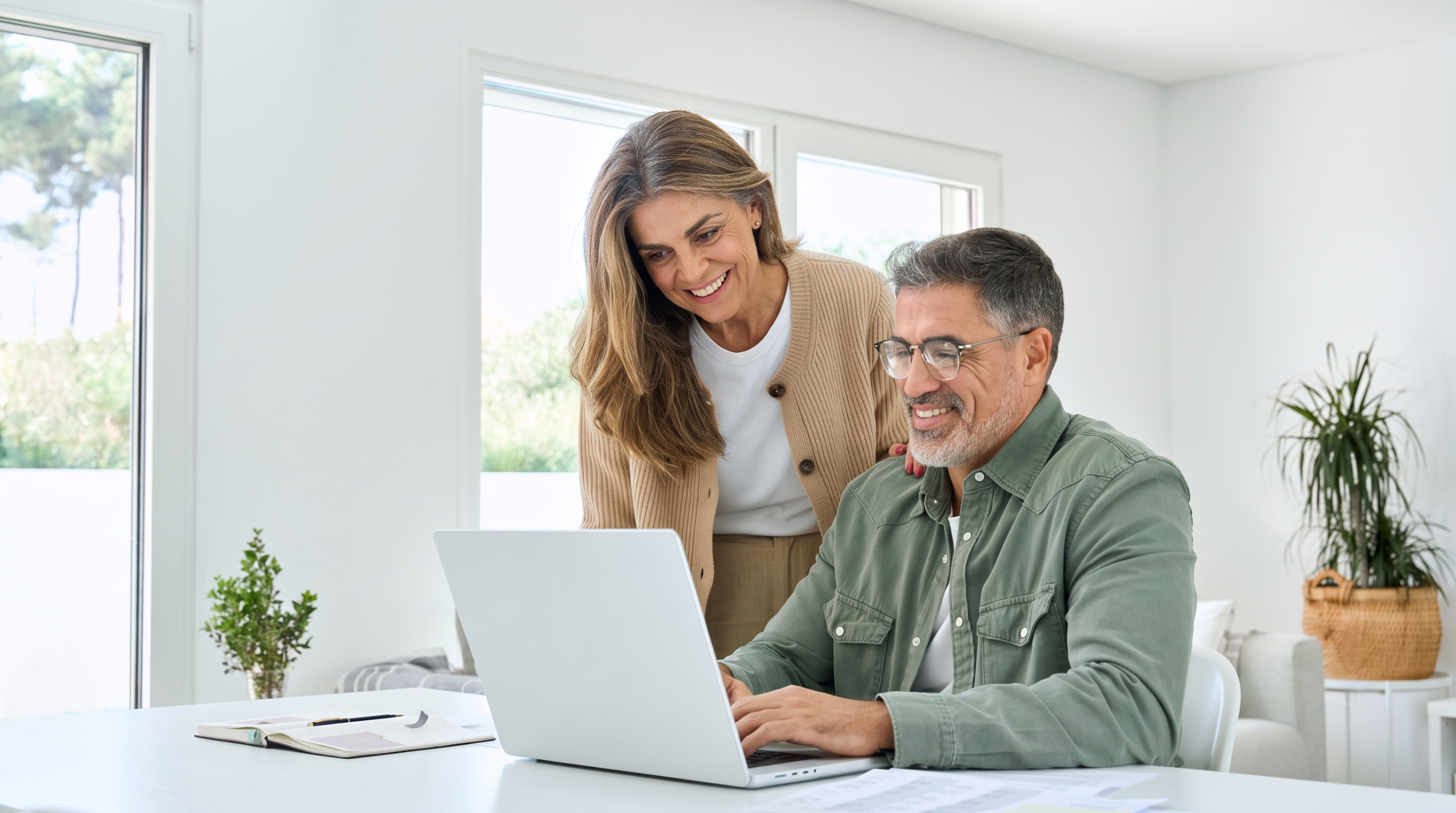 Pareja aprendiendo mediante un computador