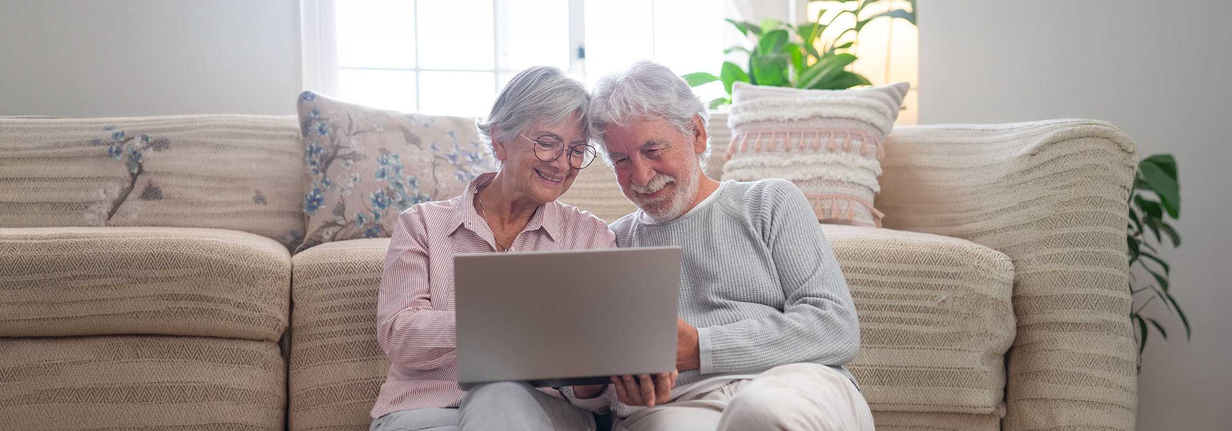 adultos mayores estudiando desde un computador portátil.