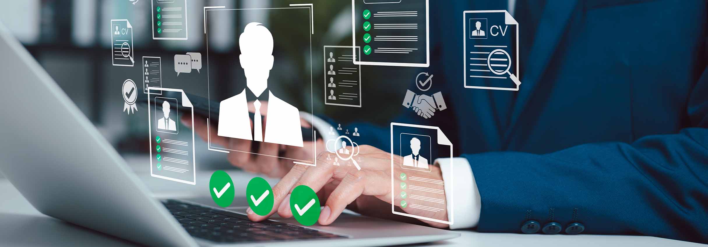 Una persona digitando y consultando una IA en el computador