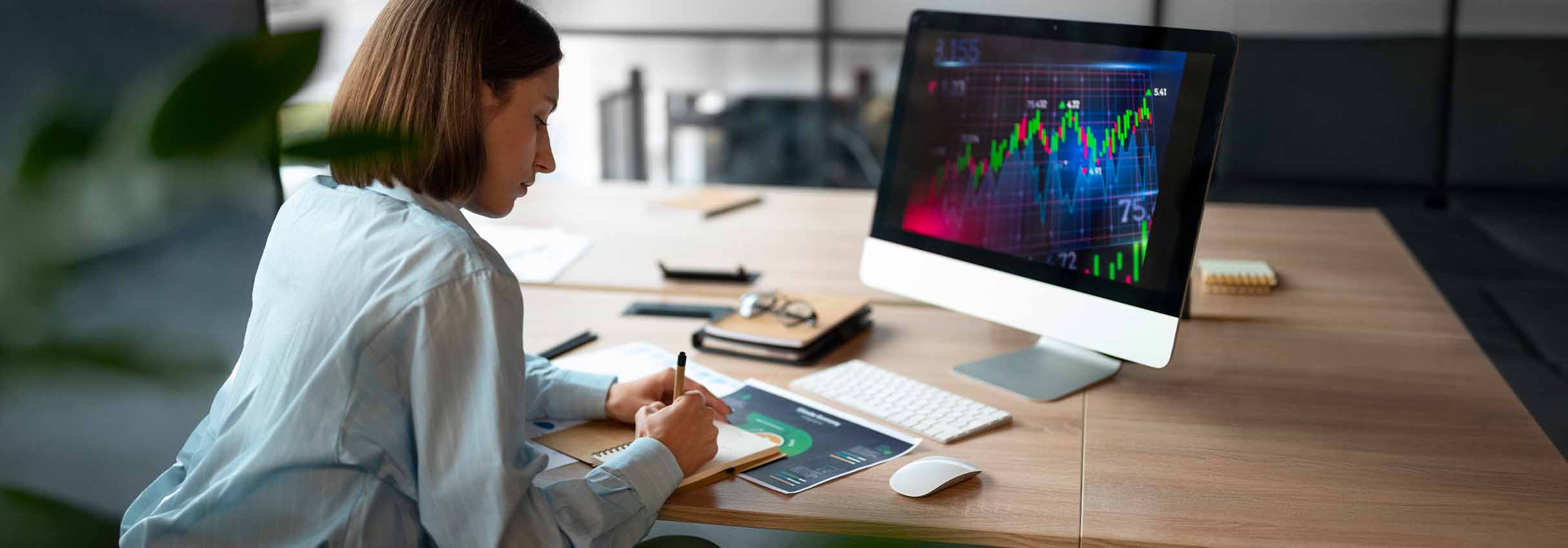 persona frente a un computador mirando la bolsa de valores